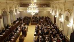 Poslanci v Česku odmietli predĺžiť núdzový stav