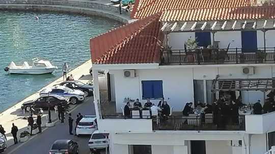 Obed s 30 ľuďmi počas zákazu zhromažďovania. Grécky premiér čelí kritike
