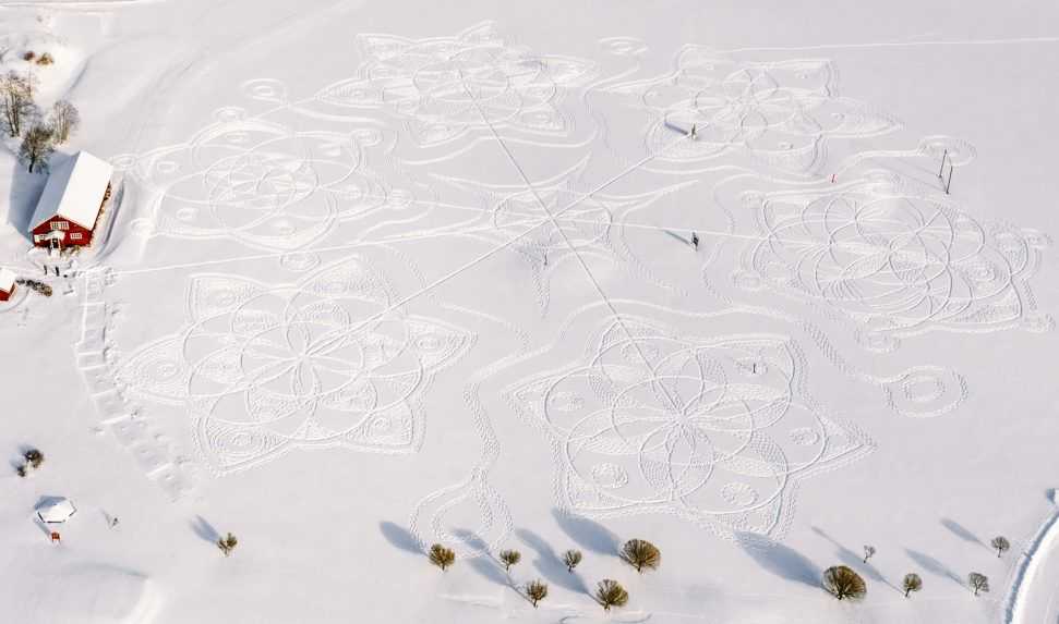 Fínom sa podarilo vyšliapať do snehu unikátny gigantický obrazec