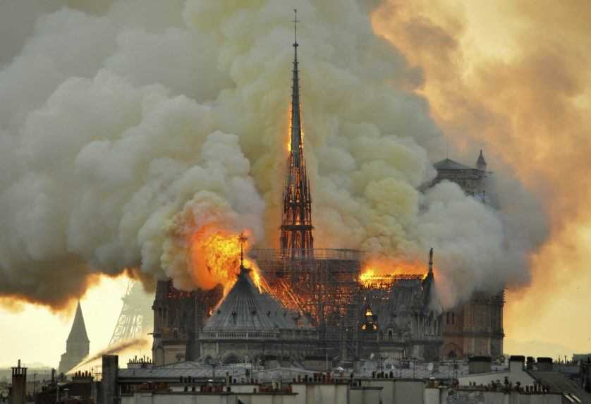 Macron navštívil katedrálu Notre-Dame. Obnovíme ju do roku 2024, sľúbil