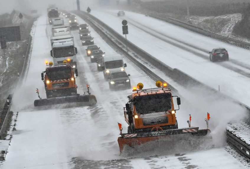 V Nemecku sa prudko ochladilo, husté sneženie komplikuje dopravu