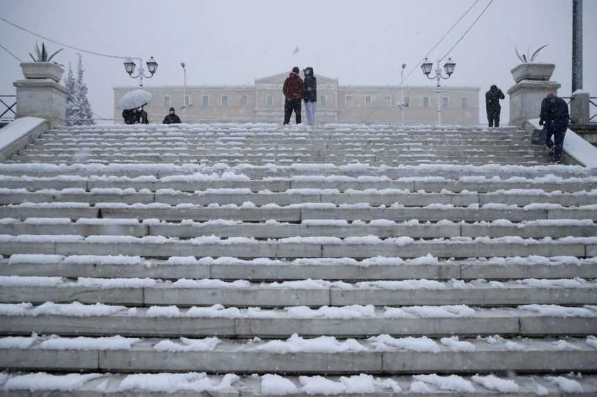 Najviac snehu za ostatných 15 rokov. Atény ochromila nečakaná nádielka