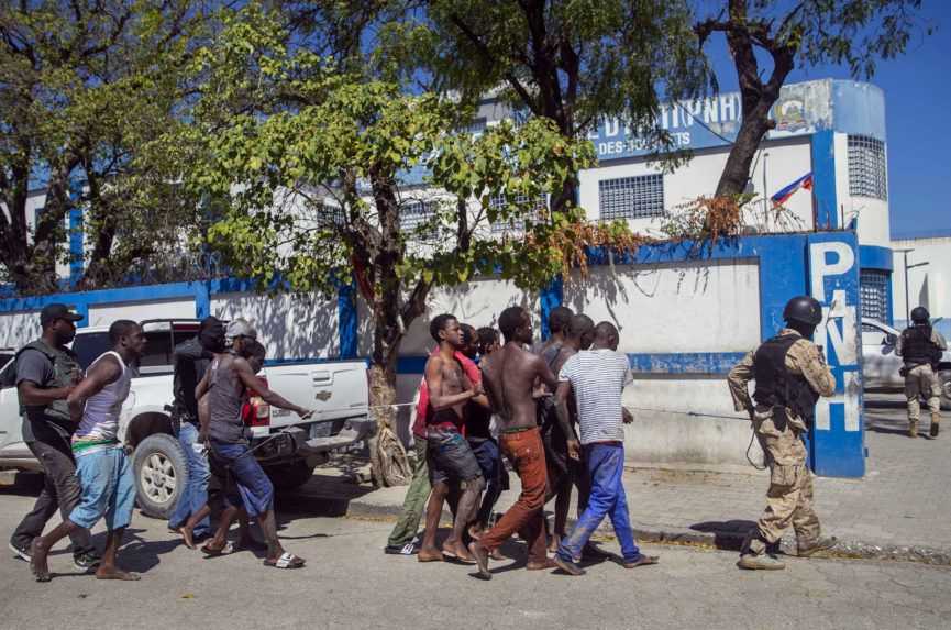 Hromadný útek stovky väzňov na Haiti si vyžiadal desiatky mŕtvych