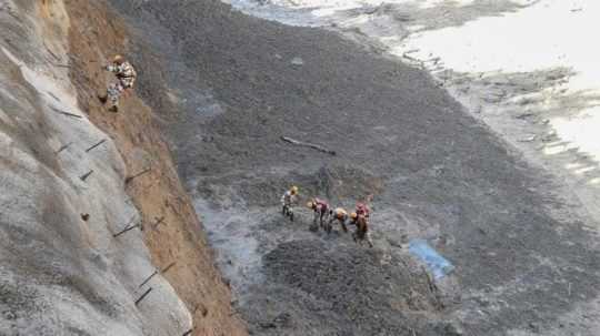 Odtrhnutý himalájsky ľadovec prerazil priehradu na severe Indie, hlásia 160 nezvestných