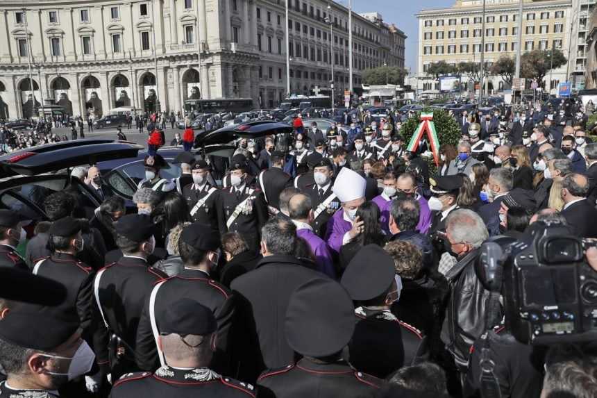 V Ríme pochovali talianskeho veľvyslanca a jeho ochrankára, ktorí zahynuli po útoku v Afrike