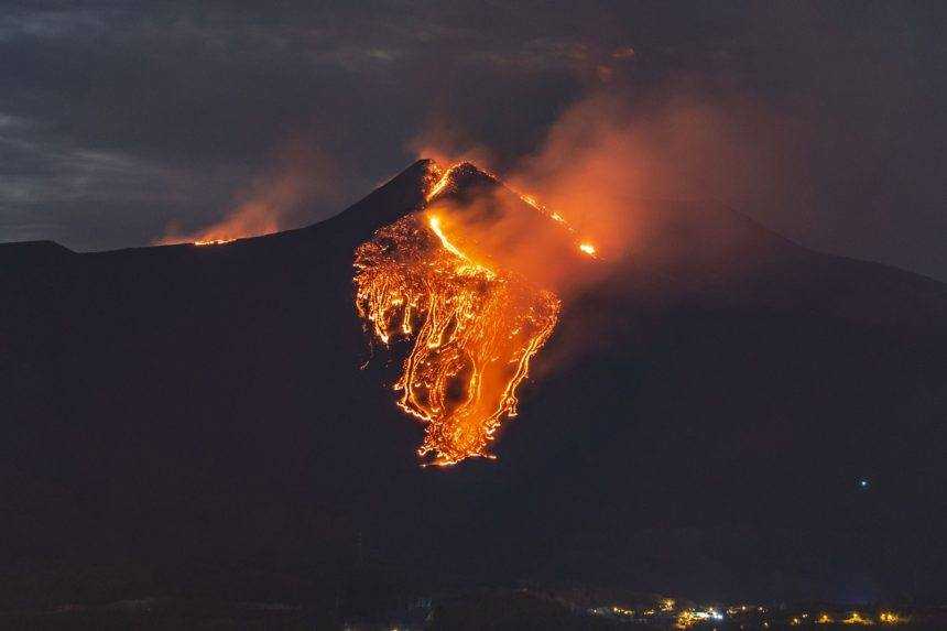 Sicílska sopka Etna opäť chrlila popol a lávu