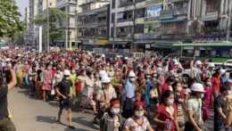 Po vojenskom prevrate v Mjanmarsku vyšli do ulíc tisícky ľudí