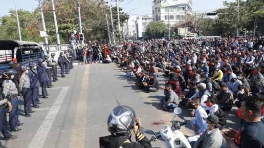 V Mjanmarsku sa opäť protestovalo, polícia zatkla desiatky demonštrantov