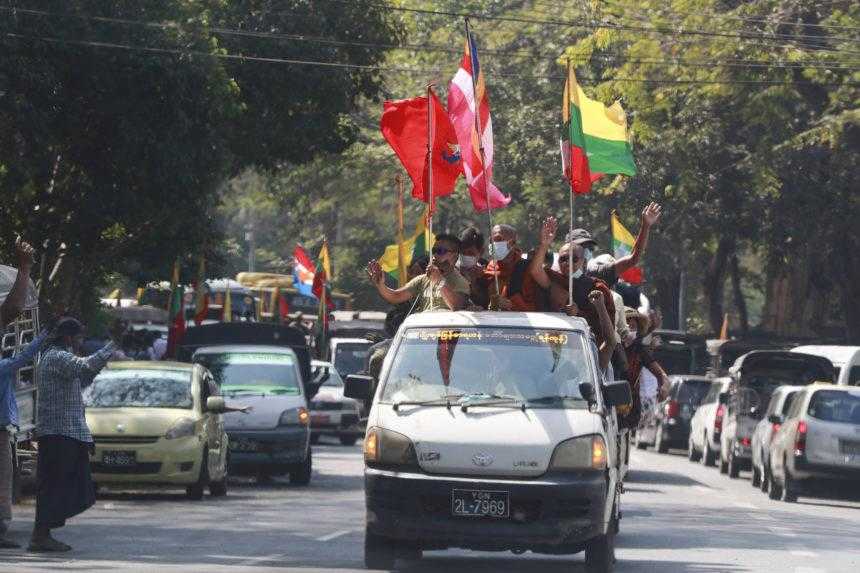 Strana premiérky Su Ťij vyzvala mjanmarskú armádu na jej prepustenie