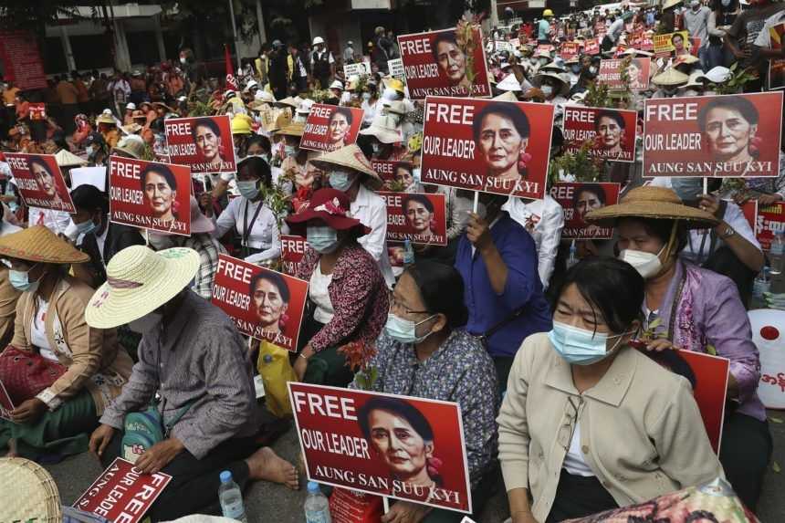 Mjanmarské ulice zaplavili tisíce odporcov puču