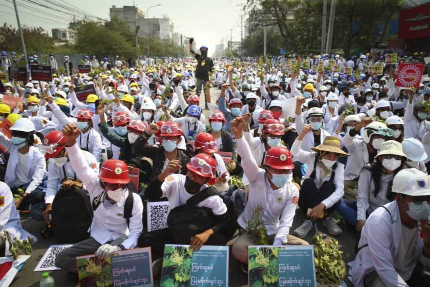 Protesty v Mjanmarsku pokračujú, dohromady si vyžiadali už vyše 20 obetí