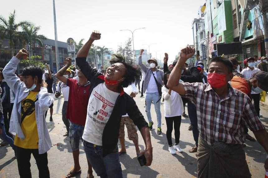 Protesty v Mjanmarsku pokračujú, dohromady si vyžiadali už vyše 20 obetí