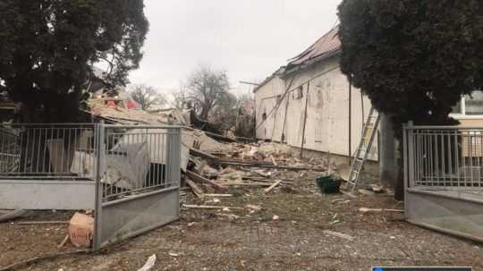 Rodinný dom v okrese Michalovce zničil výbuch, pravdepodobne ho spôsobil plyn
