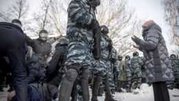 Deň pred protestmi prehľadávala ruská polícia kancelárie Navaľného kolegov