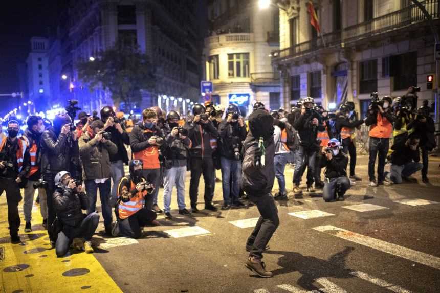 V Španielsku pokračovali násilné protesty proti uväzneniu kontroverzného rapera