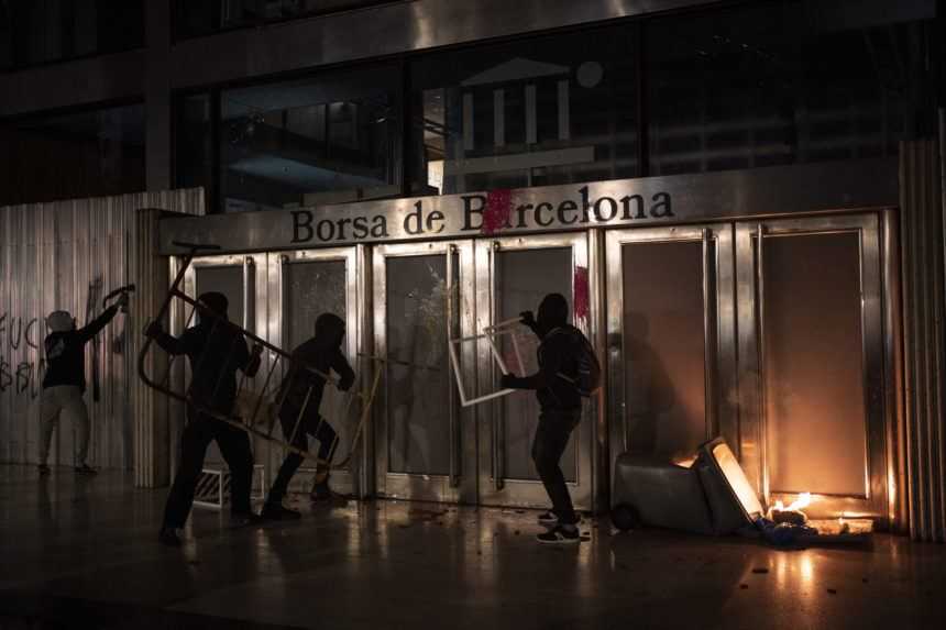 V Španielsku pokračovali násilné protesty proti uväzneniu kontroverzného rapera