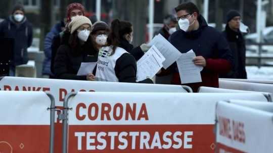 Rakúsko masívne testuje a uvoľňuje opatrenia. Domáce testy na koronavírus budú  v lekárňach zadarmo