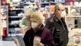 ľudia s rúškami v supermarkete