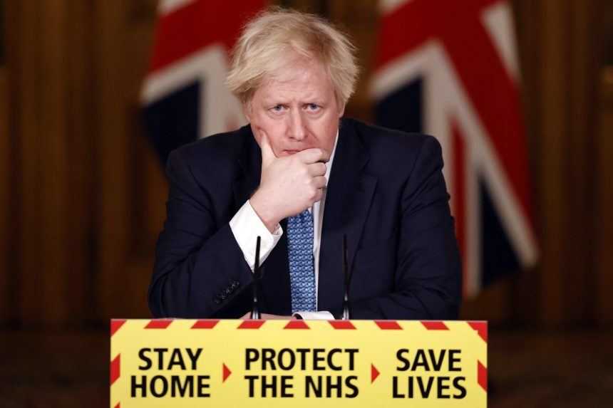 Briti chcú do konca júna ukončiť všetky pandemické opatrenia. Johnson predstavil plán