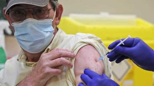 WHO: Zaočkovaných je už na svete viac ako infikovaných