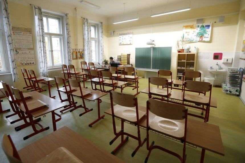 Česko plánuje otvoriť školy deviatakom a maturantom. Problémom sú testy