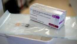 EMA pripustila súvislosť medzi vakcínou od AstraZenecy a krvnými zrazeninami