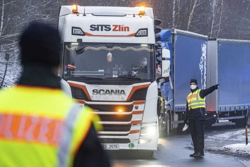 Doležal kritizuje povinné testy pre kamionistov. Nemecku pohrozil odvetnými opatreniami