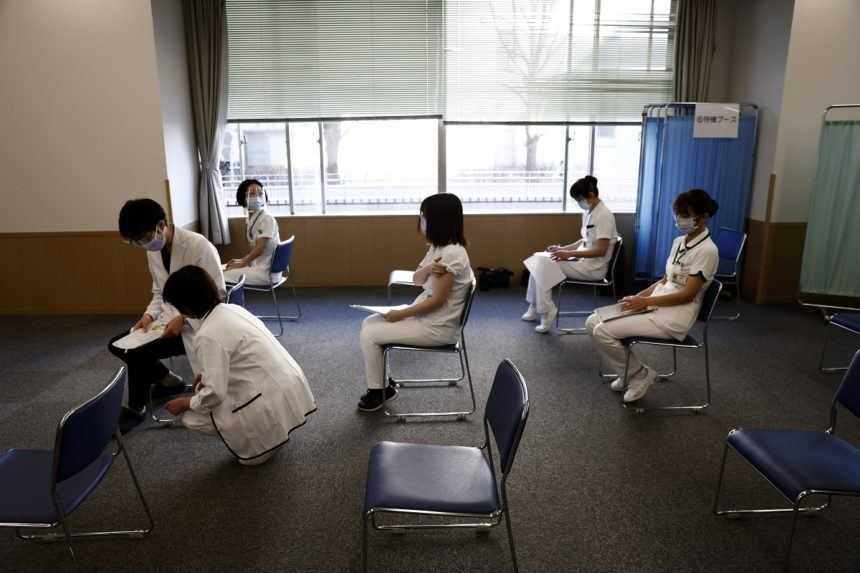 Japonsko začalo očkovať proti ochoreniu COVID-19