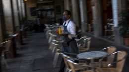 Španieli otvárajú bary a reštaurácie, hostia sa však musia zaregistrovať