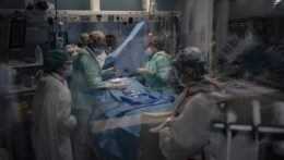 Vyťaženým nemocniciam pomáha vďaka pracovnému príkazu 40 zdravotníkov
