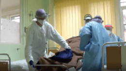 V breznianskej nemocnici majú obsadené všetky covidové lôžka. Infikovaných prevážajú inde