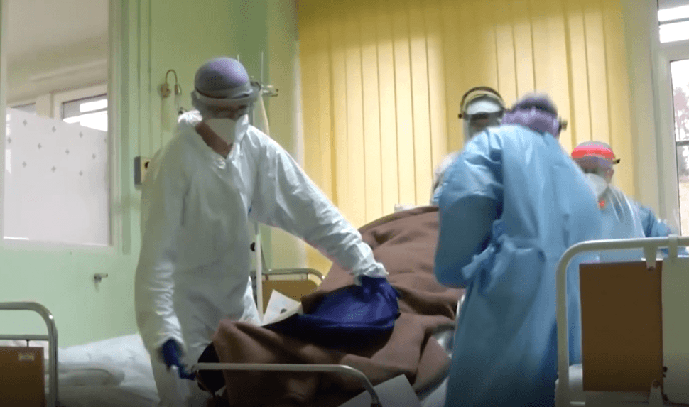 V breznianskej nemocnici majú obsadené všetky covidové lôžka. Infikovaných prevážajú inde