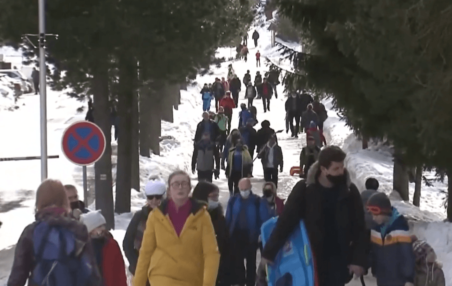 Vysoké a Nízke Tatry na mnohých miestach nezvládajú nápor turistov