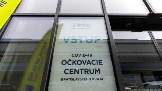 V očkovacom centre bratislavského kraja zaočkujú 2 500 ľudí denne