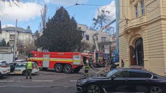 Na bratislavských Palisádach horelo, oheň zasiahol strechu školy