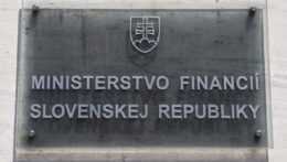 Na snímke tabuľa s nápisom ministerstvo financií SR