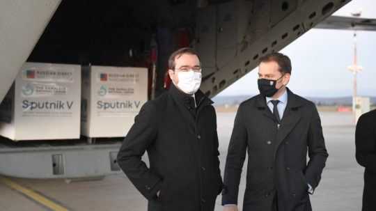 Marek Krajčír a Igor Matovič pri lietadle, ktoré doviezlo vakcínu Sputnik V.