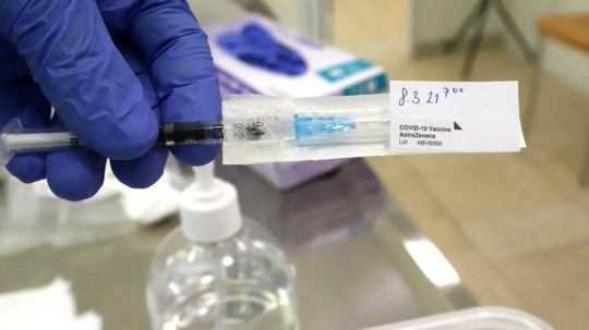 Viaceré krajiny severnej Európy pozastavili očkovanie vakcínou od AstraZenecy