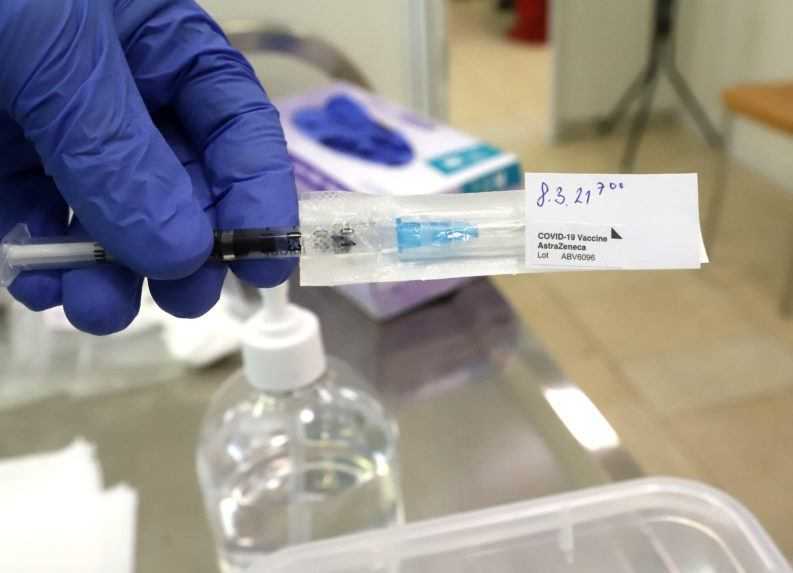 Viaceré krajiny severnej Európy pozastavili očkovanie vakcínou od AstraZenecy