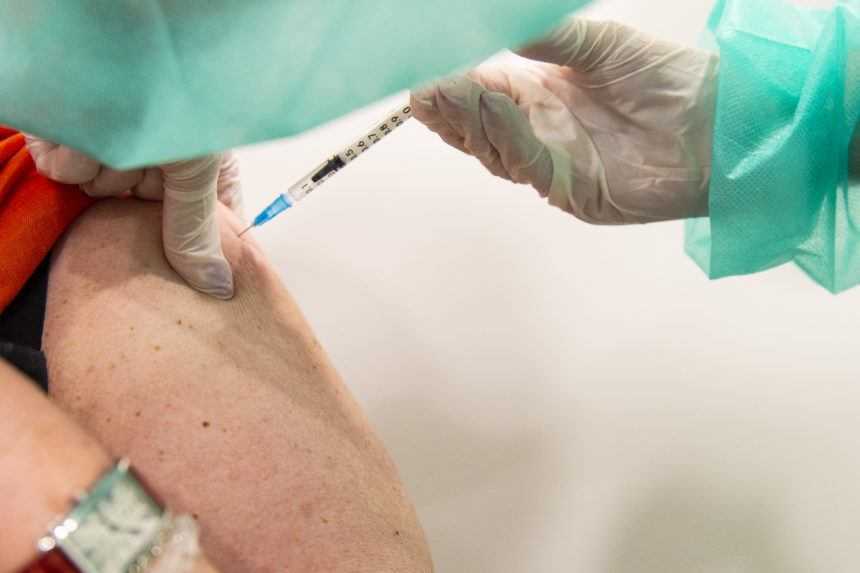 Seniori, ktorí odmietnu očkovanie, budú v Grécku platiť pokuty