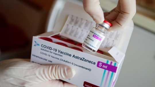 Rakúsko stiahlo šaržu vakcíny od AstraZenecy, vyšetruje úmrtia