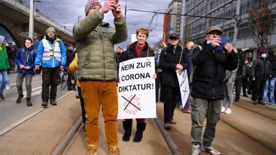 V Nemecku protestovali proti opatreniam tisíce ľudí