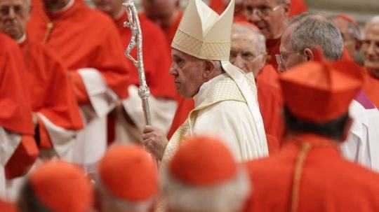 Pápež pre koronakrízu znížil platy duchovným vo Vatikáne