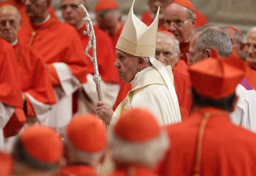 Pápež pre koronakrízu znížil platy duchovným vo Vatikáne