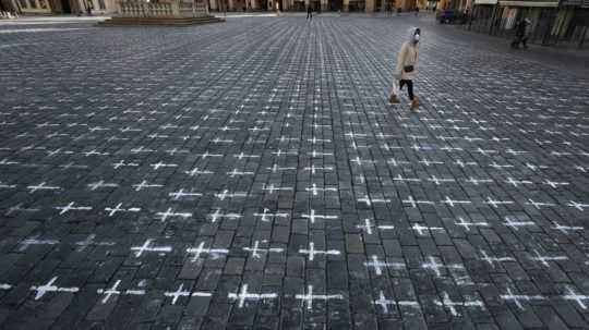 Na Staromestskom námestí v Prahe sa objavili tisíce krížov