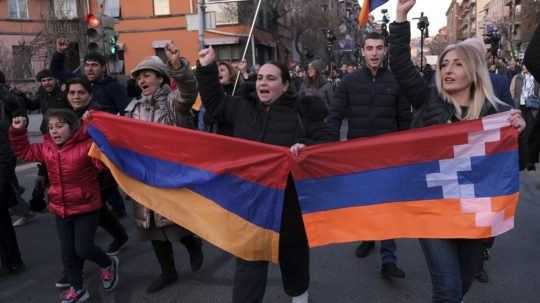 Situácia v Arménsku ostáva napätá, protestujúci vtrhli do sídla vlády
