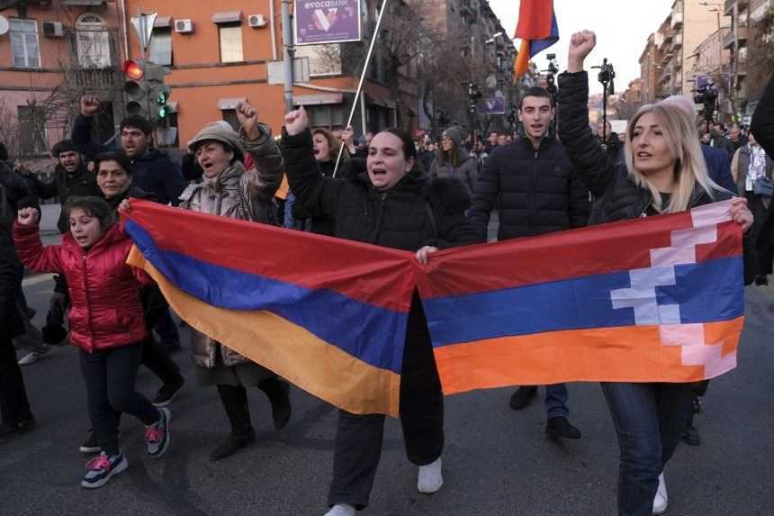 Situácia v Arménsku ostáva napätá, protestujúci vtrhli do sídla vlády