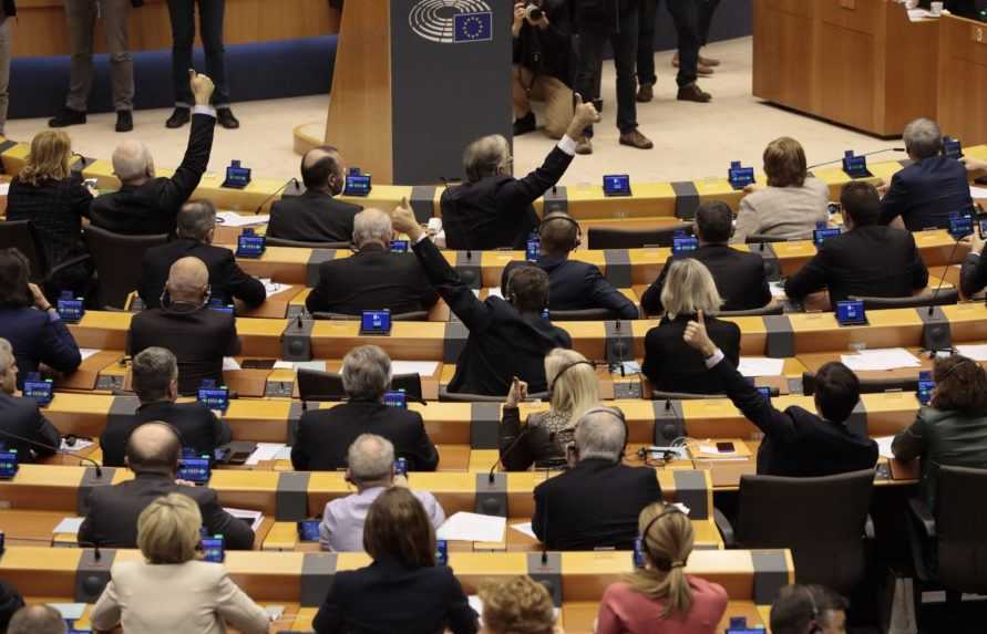 Europoslanci žiadajú tribunál pre zločiny na Ukrajine a sankcie voči Schröderovi
