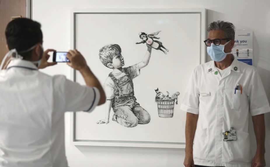 Banksyho poctu zdravotníkom vydražili za rekordnú sumu