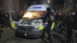 Pri nepokojoch v Bristole sa zranilo minimálne 20 policajtov, dvaja vážne